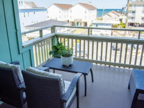 Beauty at the Beach - Sip your coffee on the large deck while you breath in the sea air and hear the ocean waves, condo